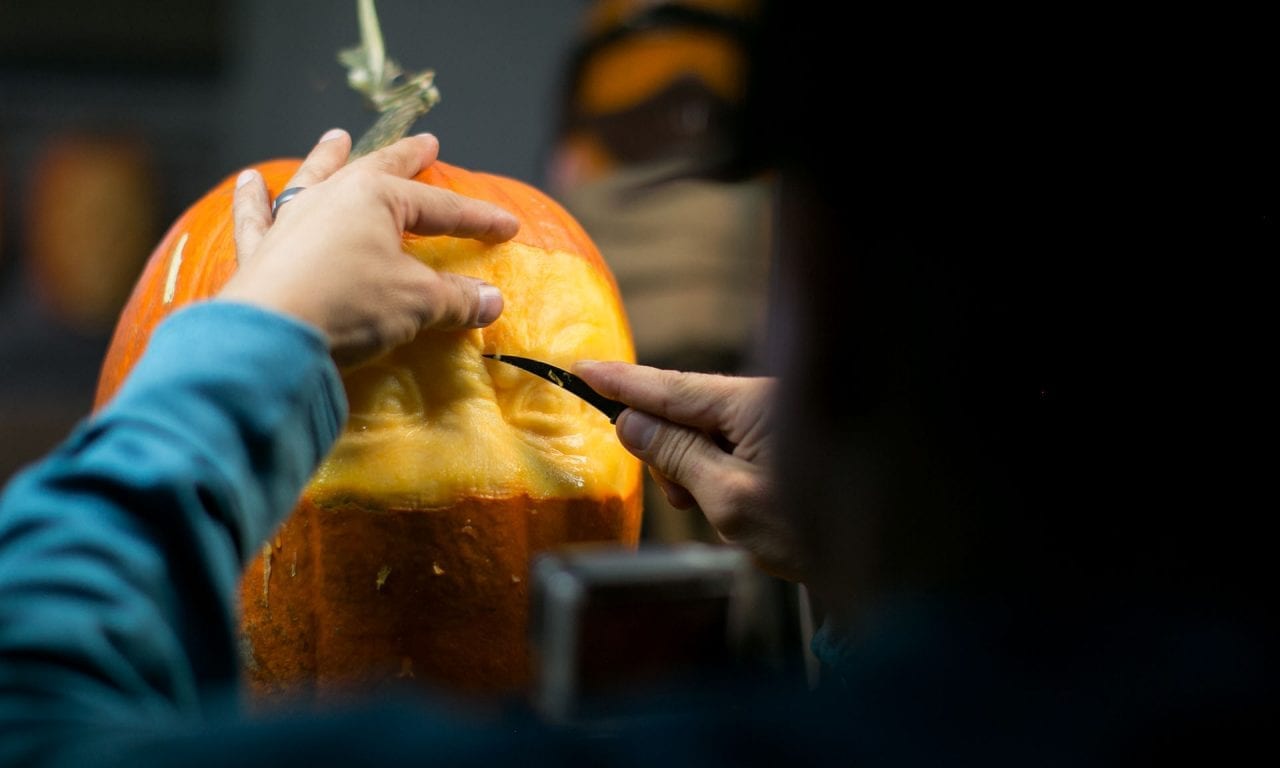 Video: Master pumpkin carver