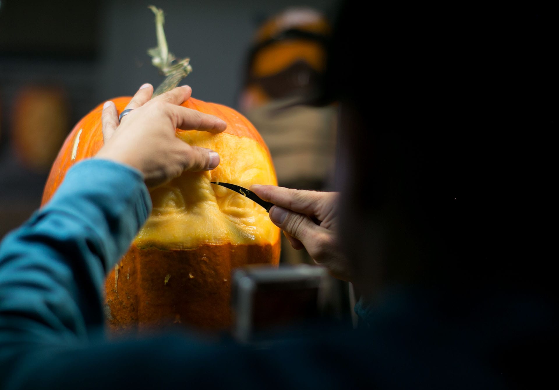 Video: Master pumpkin carver